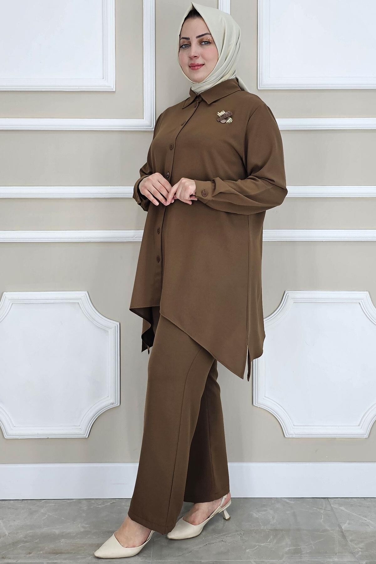 KADIN BROŞ DETAYLI TESETTÜR TAKIM KAHVERENGİ - 2 BEDEN