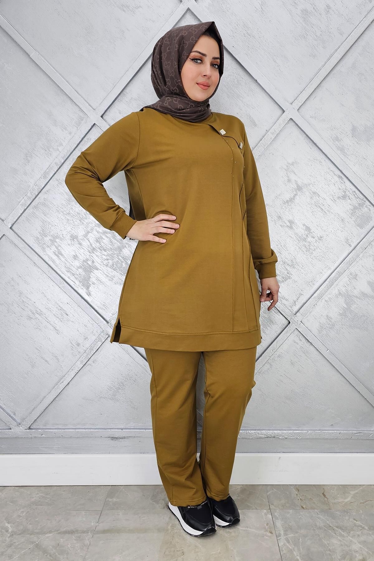 KADIN DÜĞME VE TAŞ DETAYLI TESETTÜR TAKIM YAĞ YEŞİLİ - L