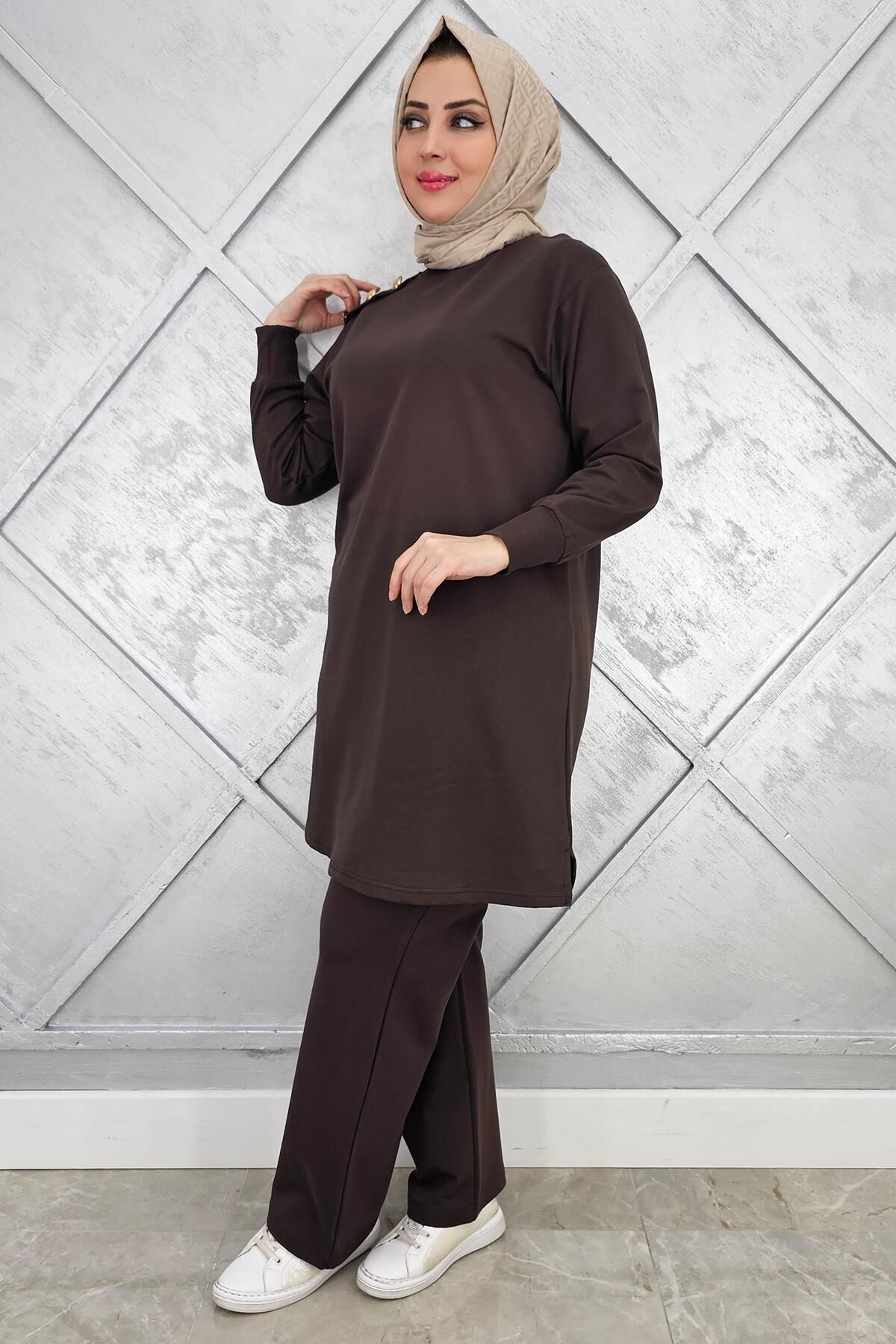 KADIN OMUZ DÜĞME DETAYLI TESETTÜR TAKIM KAHVERENGİ - 3XL