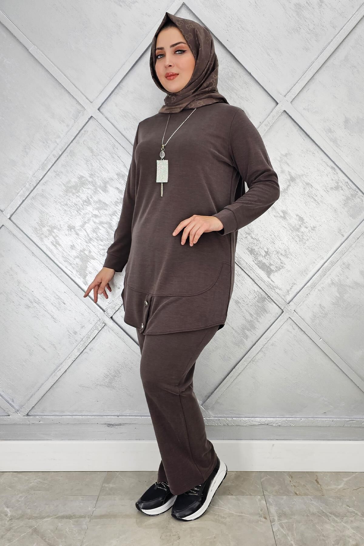 KADIN KOLYE DÜĞME DETAYLI TESETTÜR TAKIM KAHVERENGİ - 2 BEDEN