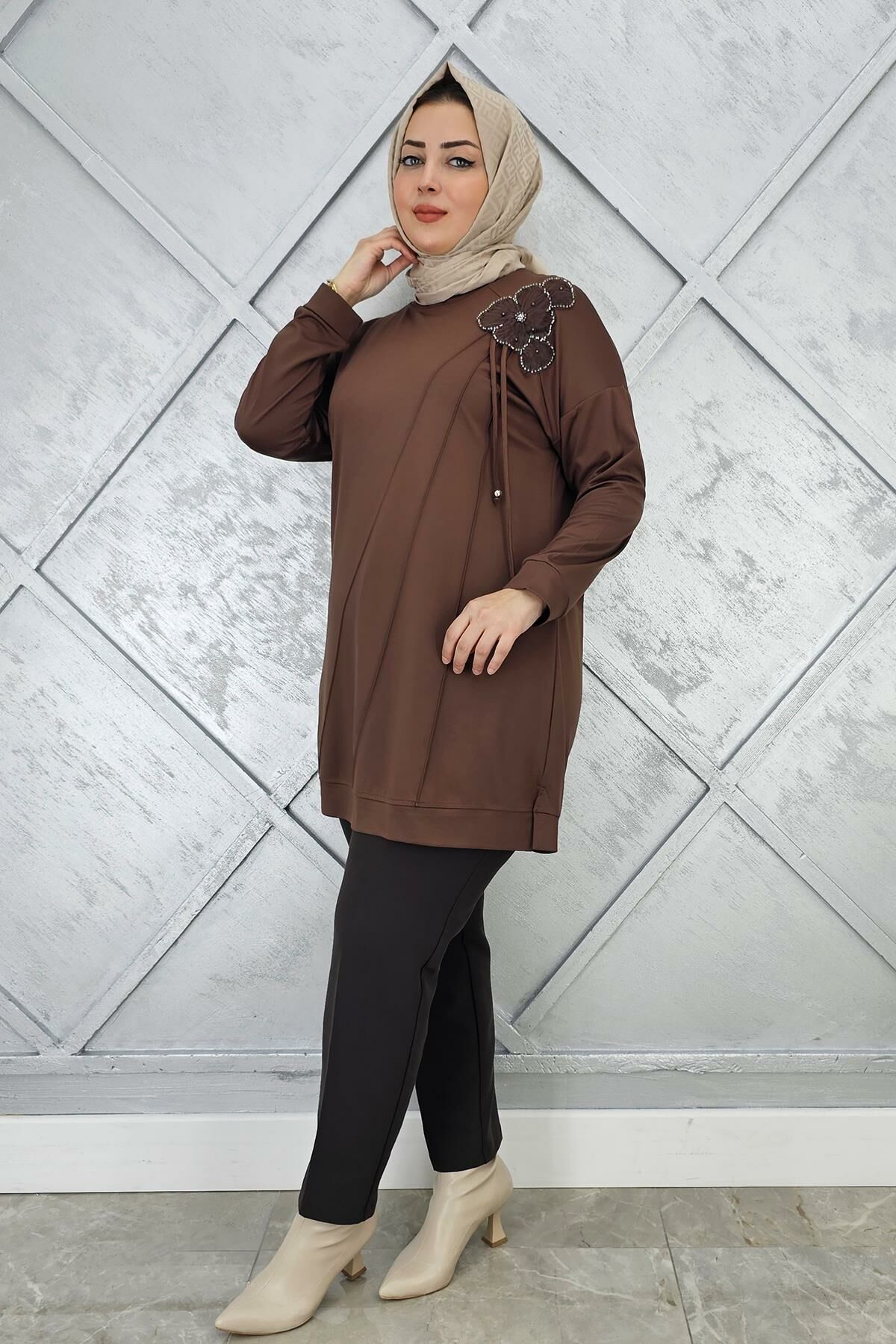 KADIN ÇİÇEKLİ NERVÜR DİKİM DETAYLI TESETTÜR TUNİK KAHVERENGİ - 3 BEDEN