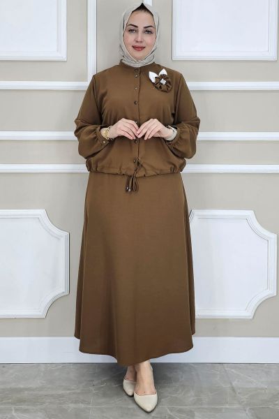 PYS KADIN ÇİÇEK BROŞ DETAYLI GÖMLEK ETEK TESETTÜR TAKIM KAHVERENGİ - 3 BEDEN