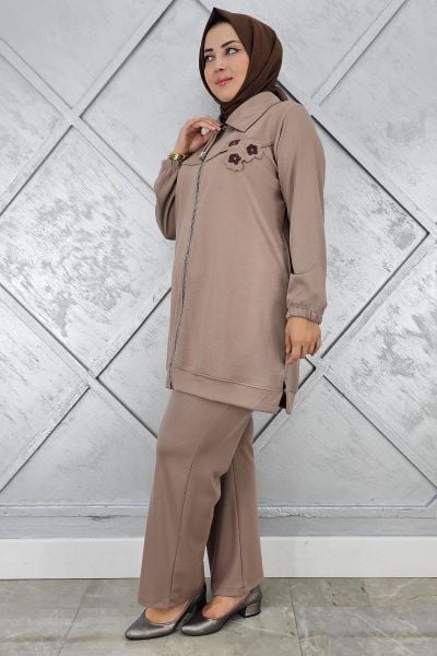 KADIN FERMUARLI ÇİÇEK DETAYLI TESETTÜR TAKIM VİZON - 2 BEDEN