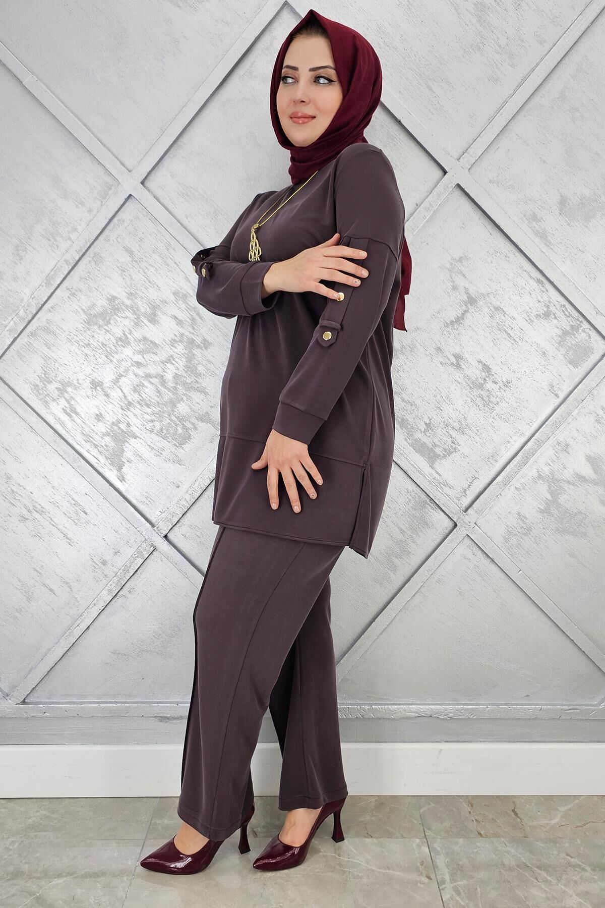 KADIN KOLYE DETAYLI TESETTÜR TAKIM KAHVERENGİ - 4 BEDEN