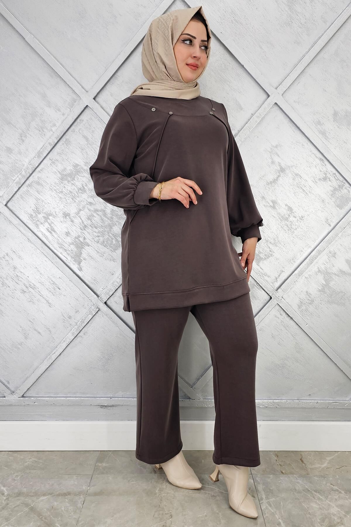 KADIN DÜĞME DETAYLI NERVÜR DİKİM TESETTÜR TAKIM KAHVERENGİ - 5 BEDEN