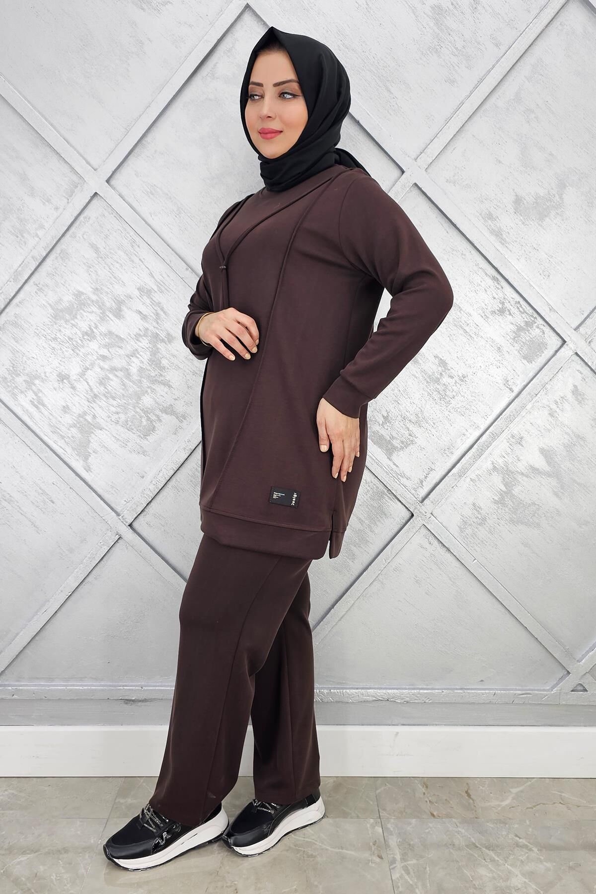 KADIN NERVÜR DİKİM ARMA DETAYLI TESETTÜR TAKIM KAHVERENGİ - 3XL