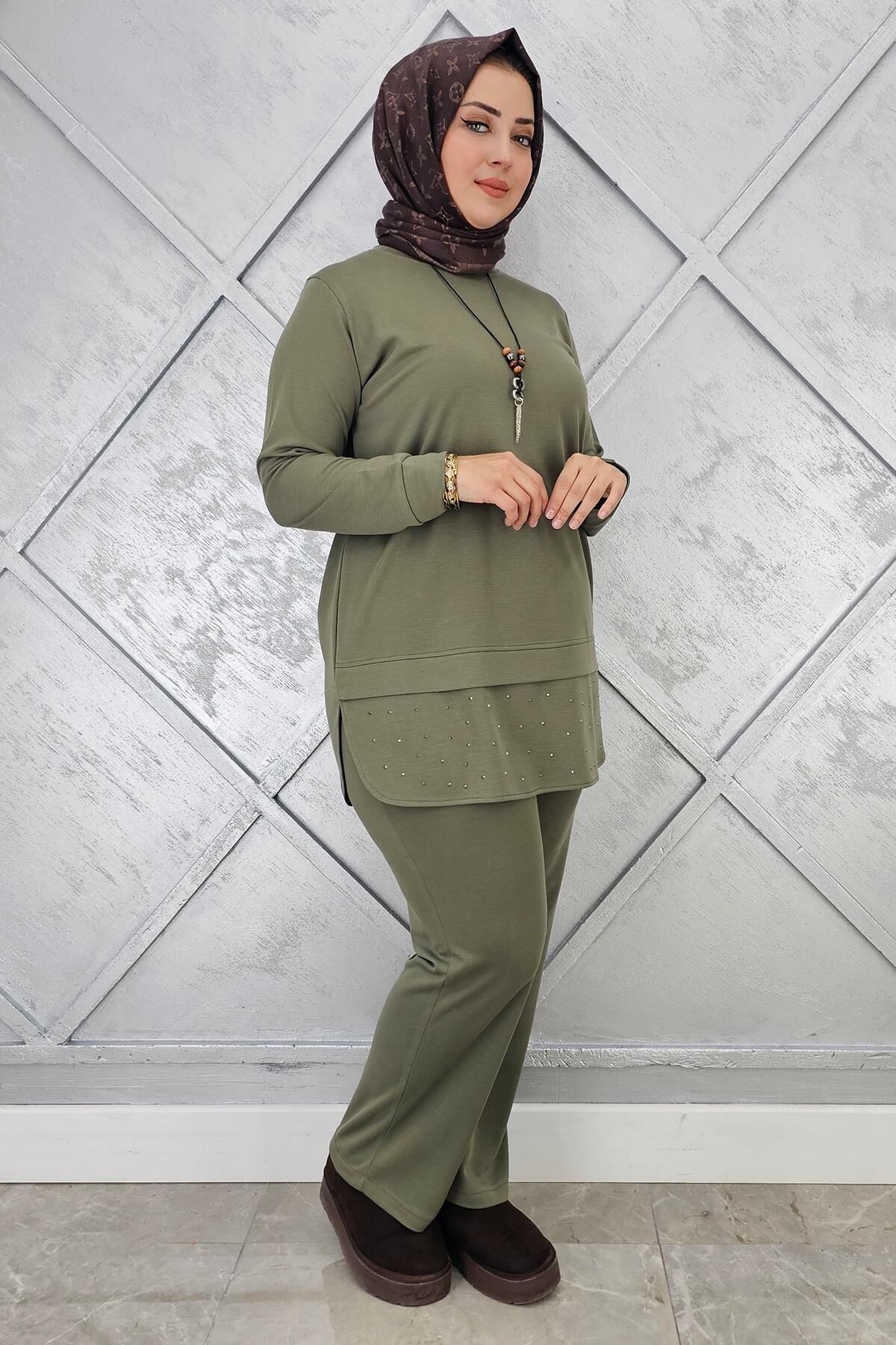 KADIN KOLYE VE TAŞ DETAYLI TESETTÜR TAKIM HAKİ - 4 BEDEN