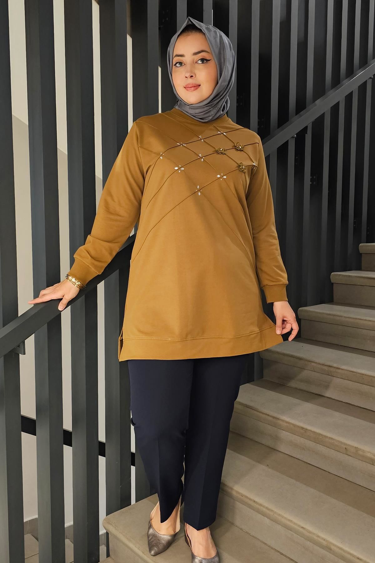 KADIN DİKME VE TAŞ DETAYLI TESETTÜR TUNİK YAĞ YEŞİLİ - 5 BEDEN