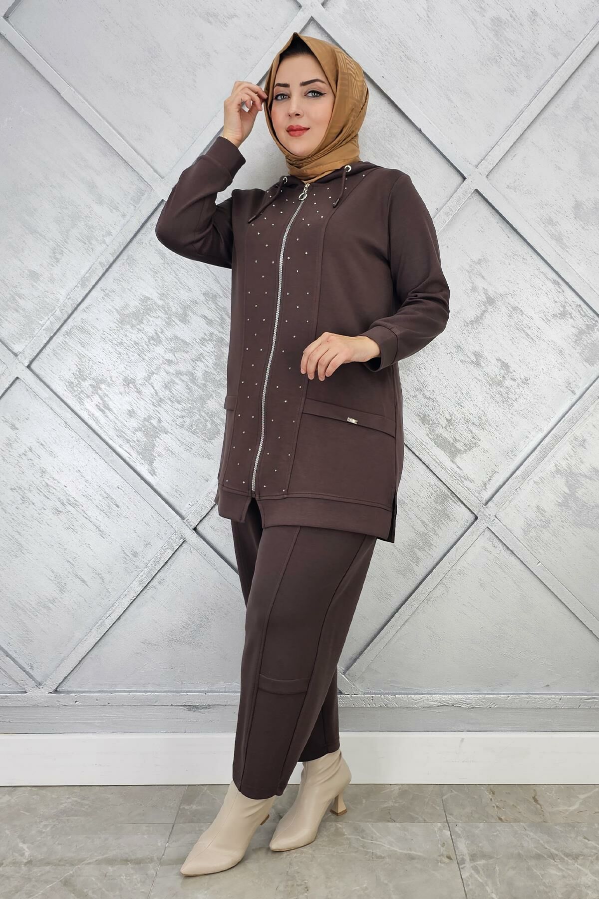 KADIN BEDEN TAŞ DETAYLI TESETTÜR TAKIM KAHVERENGİ - 2 BEDEN