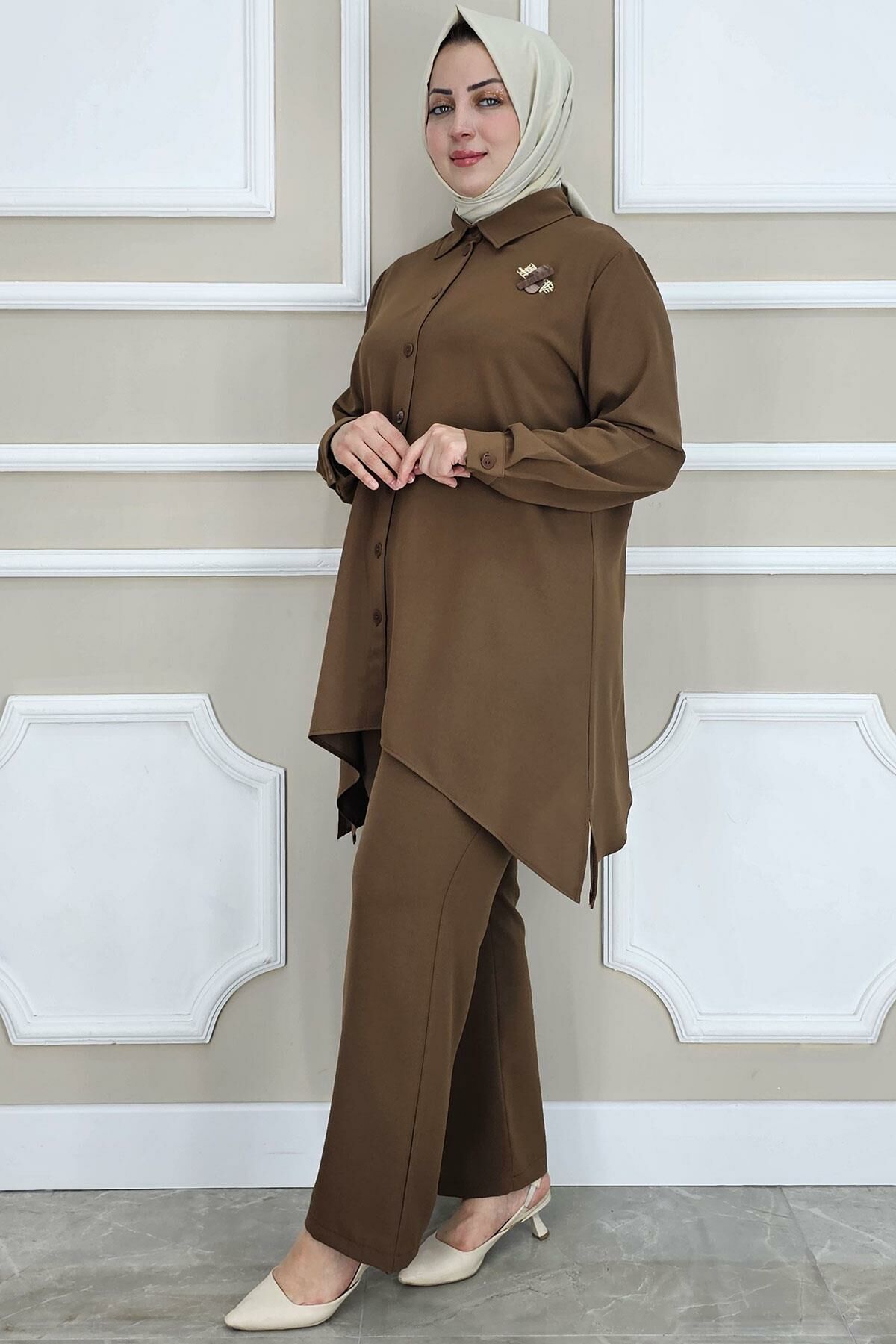 PYS KADIN BROŞ DETAYLI TESETTÜR TAKIM KAHVERENGİ - 3 BEDEN