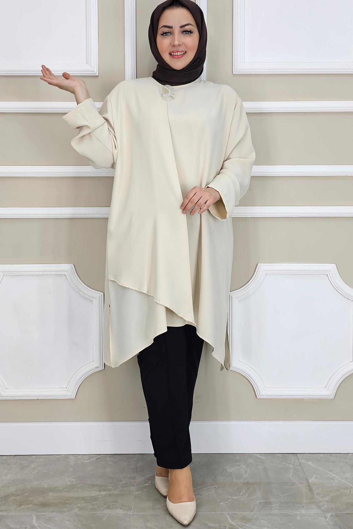 PYS KADIN ASİMETRİK KESİM YAKA KISMI BROŞ DETAYLI TESETTÜR TUNİK