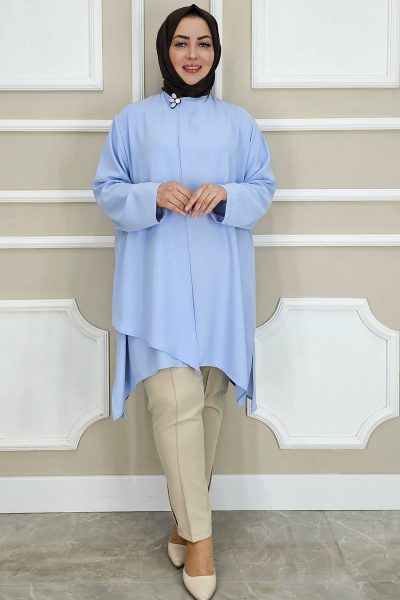 PYS KADIN ASİMETRİK KESİM YAKA KISMI BROŞ DETAYLI TESETTÜR TUNİK BUZ MAVİ - 4 BEDEN