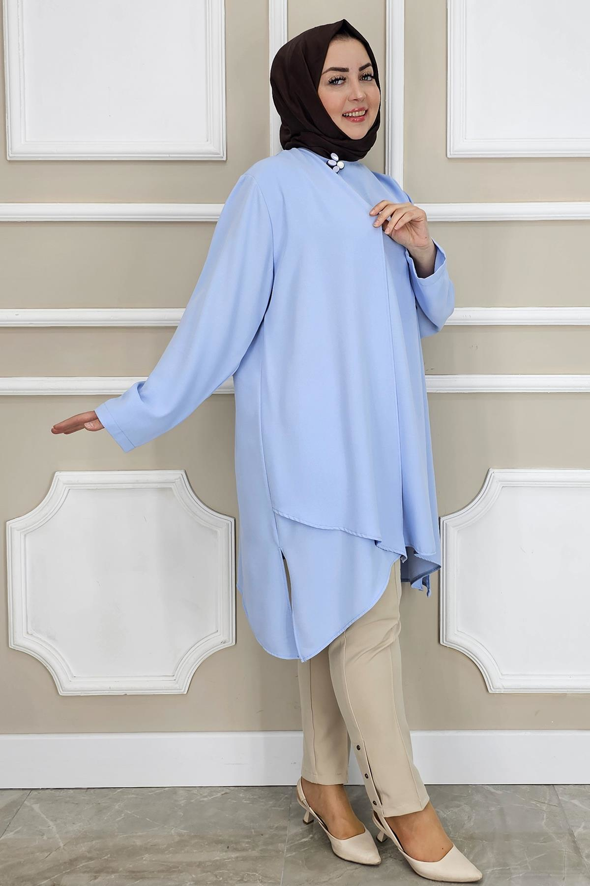 PYS KADIN ASİMETRİK KESİM YAKA KISMI BROŞ DETAYLI TESETTÜR TUNİK BUZ MAVİ - 3 BEDEN
