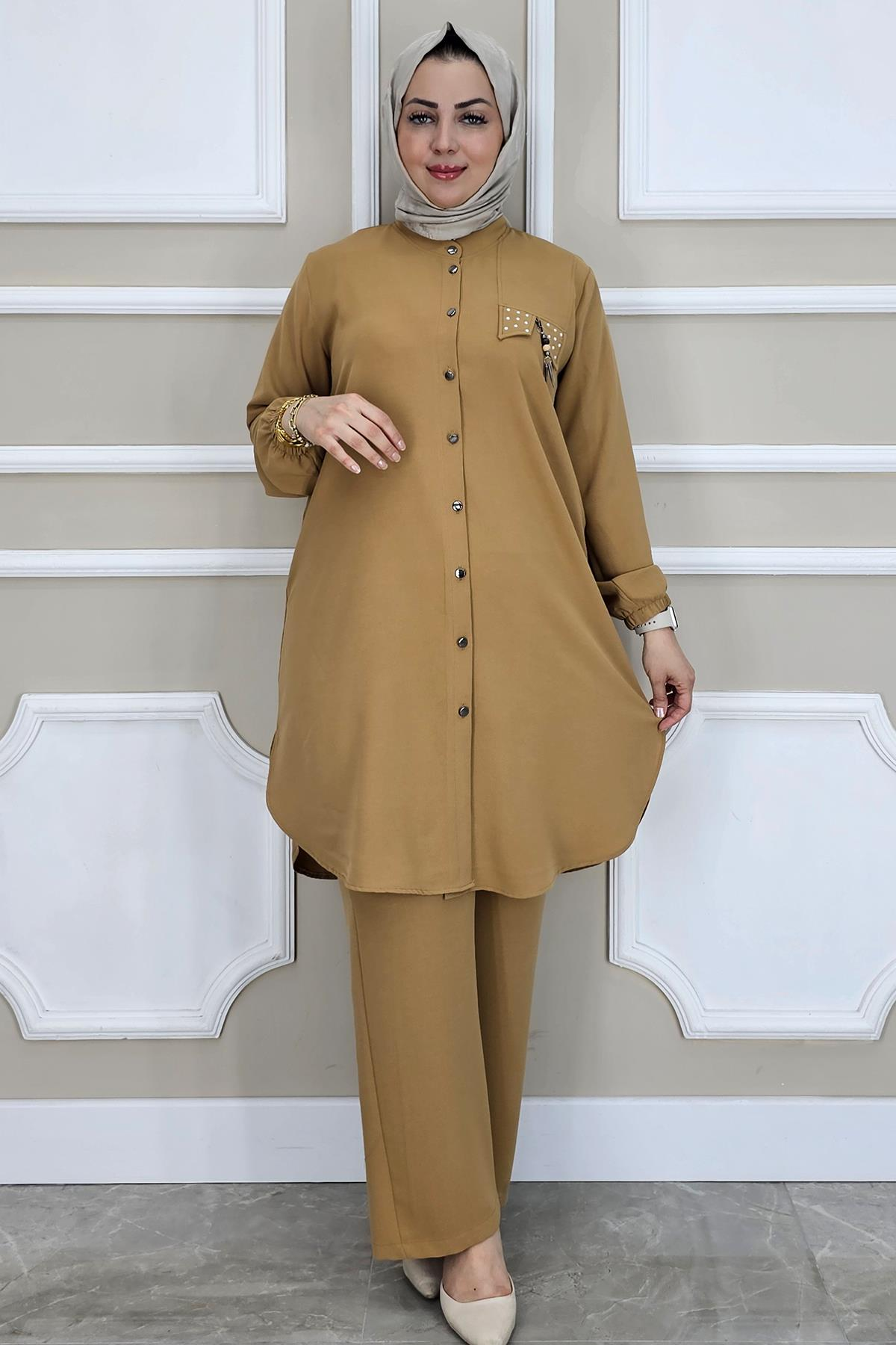 KADIN SALLANTI AKSESUARLI HAKİM YAKA TESETTÜR TAKIM CAMEL - 4 BEDEN
