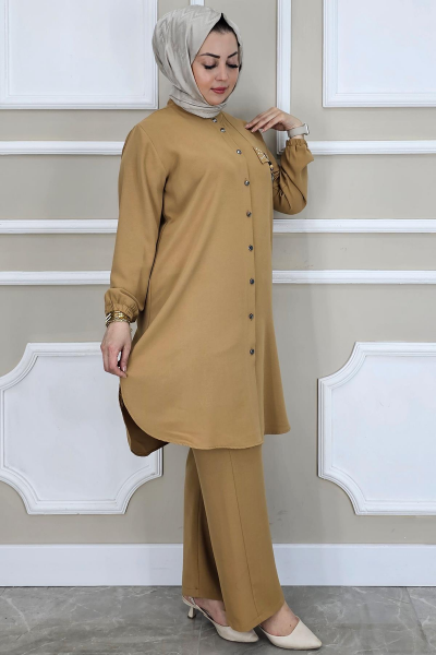 KADIN SALLANTI AKSESUARLI HAKİM YAKA TESETTÜR TAKIM CAMEL - 4 BEDEN