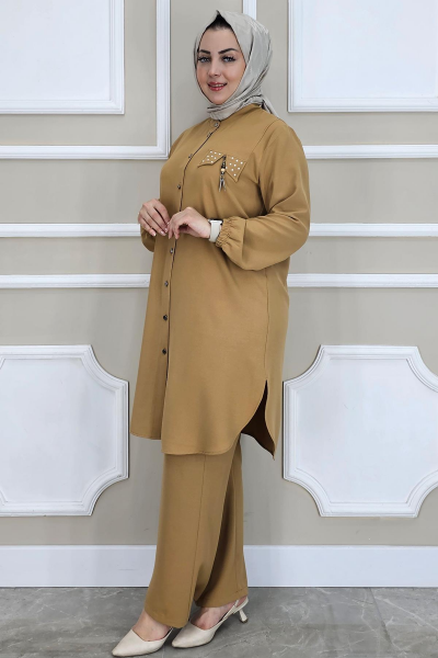 KADIN SALLANTI AKSESUARLI HAKİM YAKA TESETTÜR TAKIM CAMEL - 4 BEDEN
