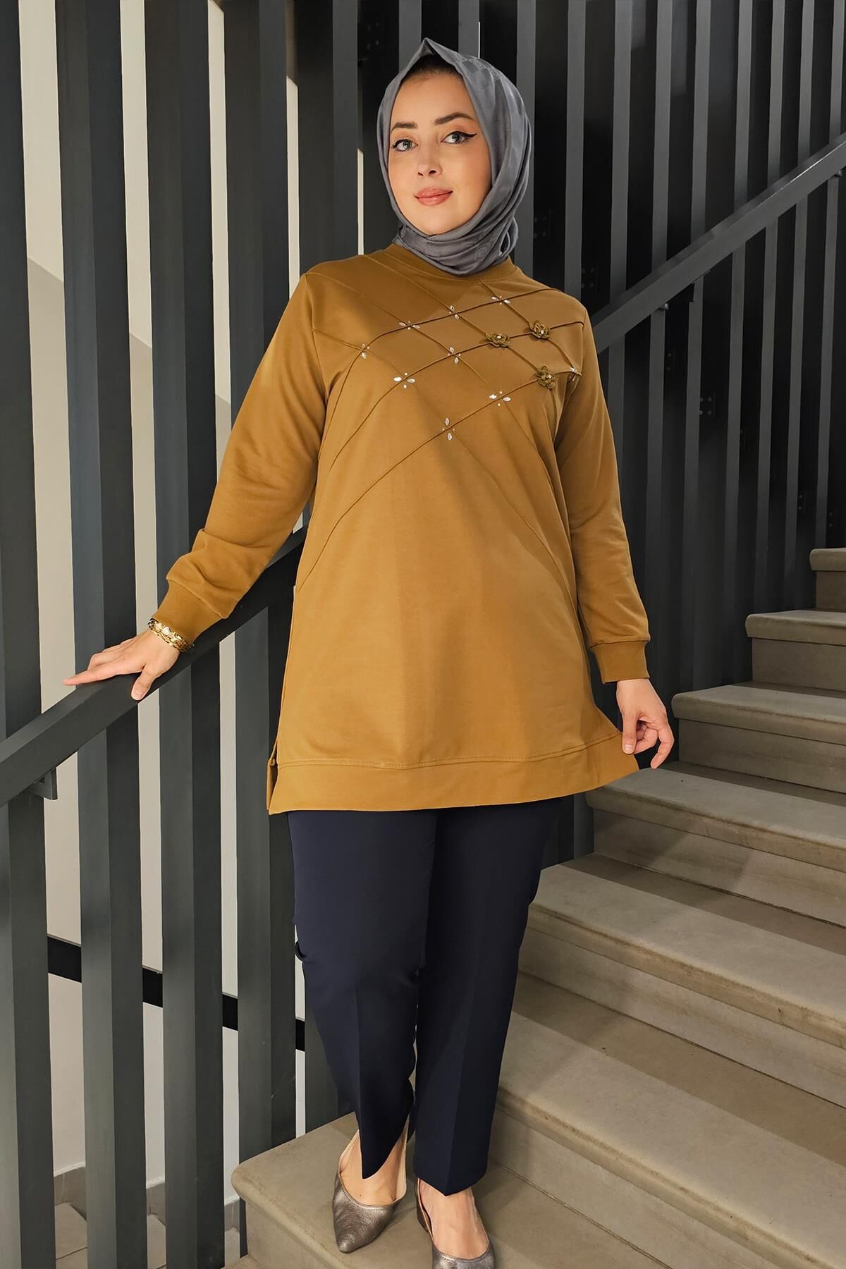 KADIN DİKME VE TAŞ DETAYLI TESETTÜR TUNİK YAĞ YEŞİLİ - 3 BEDEN